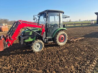 Malotraktor s čelním nakladačem  a vlečkou