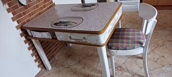 VELMI PRAKTICKÝ RETROSTŮL a 3 ŽIDLE n(40.léta 20.st.)