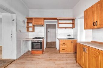 RD 8+2, užitná plocha 268 m2, pozemek 2 481 m2, stodola 126 