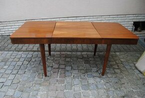 Starý rozkládací dřevěný stůl
