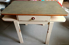 starý kuchyňský stůl židle dřevěné moučnice uhlák nůše síto