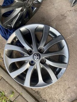 Toyota Yaris 15" Originální ALU, senzor tlaku