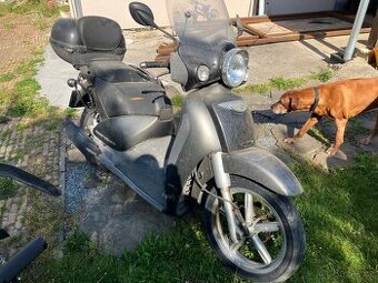 Skútr aprilia 250