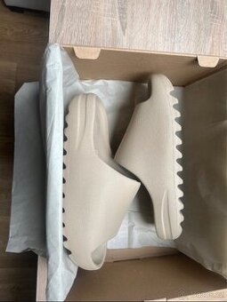 Yeezy slides pure 42 - 1