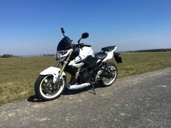 Suzuki GSR 750 (2012) – laděný výfuk, doplňky, TOP stav