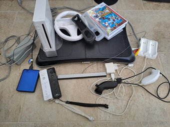 Nintendo Wii s diskem plným her a spoustou příslušenství