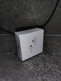 AirPods 4 s ANC (Aktivní potlačení hluku)