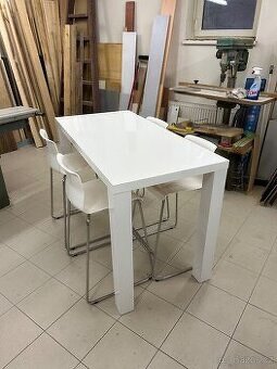 Set jídelního stolu a židlí