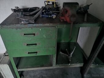 Pracovní stůl - ponk se svěrákem, pevný, retro.