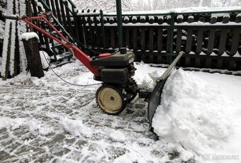 Motor Jikov, převodovka DSK 316, pluh na sypké hmoty.