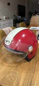 Helma přilba na motorku skůtr