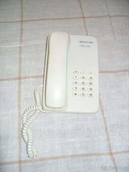 retro tlačítkový telefon
