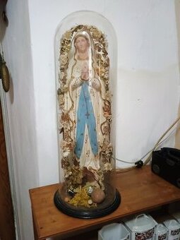 Velká socha Panny Marie Lurdské šturc