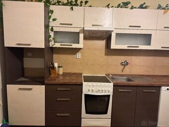 Kuchyňská linka s dřezem a digestoří