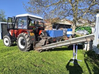 Špalikovač s pásovým dopravníkem