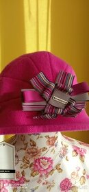 Růžový dámský klobouk