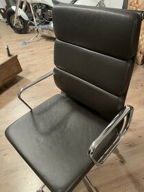 Kožená kultovní židle Vitra EA219 - 1