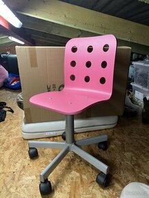 Růžová stolní židle