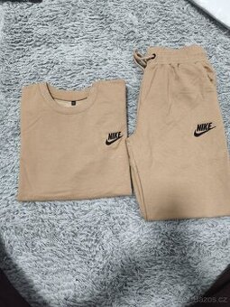Dámská tepláková souprava Nike