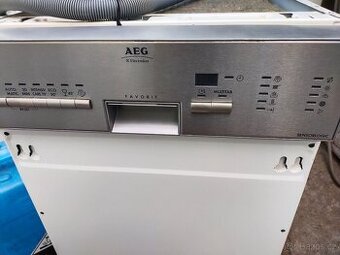Prodám VESTAVNOU myčku zn. AEG o šíři 45 cm-ZDARMA DOVEZU--