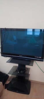 Televize se stojanem za odvoz