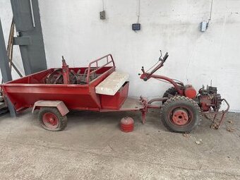 Malotraktor s rozebraným motorem