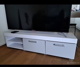 Stolek pod televizi