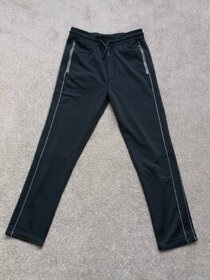 Chlapecké tepláky.