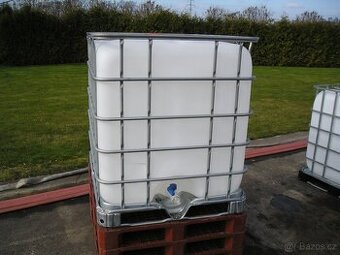 IBC kontejner , nádrž na vodu 1000 litrů , i na pitnou
