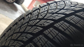 90% zimní pneu Dunlop 215/60/17, sada