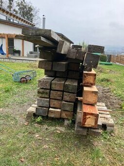 Prodám trámy,hranoly smrk modřín suché,desky,fošny