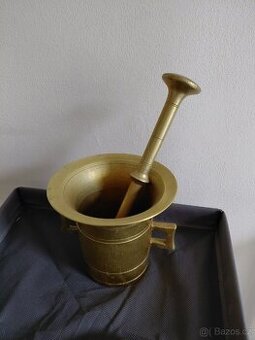 100 let starý hmoždíř