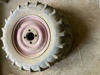 2 ks kola na traktor