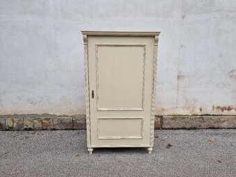 KRÁSNÁ STARÁ SKŘÍN V PATINĚ