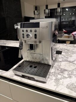 Kavovar Delonghi