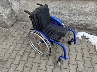 Invalidní vozík odlehčený, modrý, bez podnoží - 1