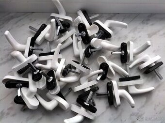 Sada 25 ks nových bílých okenních klik (půloliva) – NOVÉ