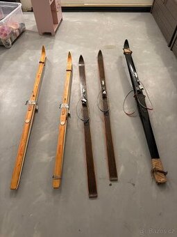 staré uplně nové dřevěné lyže běžky