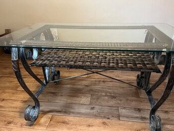 Jídelní zahradní stůl s netradičním kováním