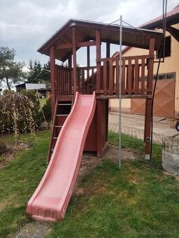Dětský zahradní domeček se skluzavkou