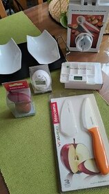 Dávkovač na léky, minutka, louskáček, nůž, svačinový box