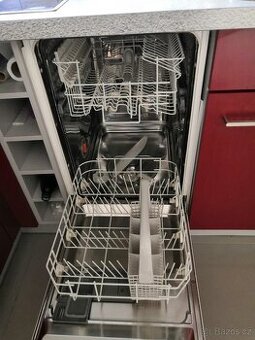 Myčka 45 cm vestavná Zanussi