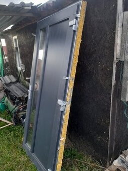 Vchodové dveře - plast,trojsklo,zateplené