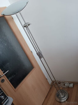 Stojací lampa stmívatelná