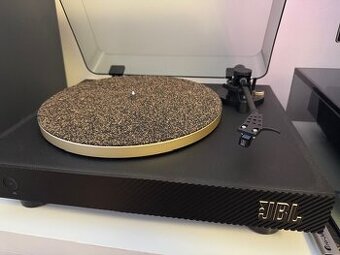 Prodám gramofon JBL Spinner BT černý/zlatý. Stav nového kusu