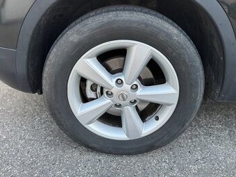 Přihrádky pod zadní sedačky Nissan Navara D40