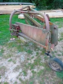 Traktor obraceč a nahrnovač