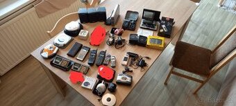 Starožitná stará elektronika telefony walkman atd