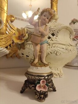 Starožitná porcelánová soška. Signováno 2x.
