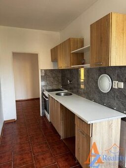 Nabízíme pronájem bytové jednotky 2+1 v ulici Kyjická, Chomu